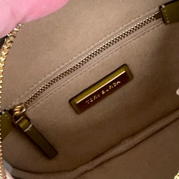 New Tory Burch T MONOGRAM CONTRAST
EMBOSSED CIRCLE BAG - Picture 6 of 8